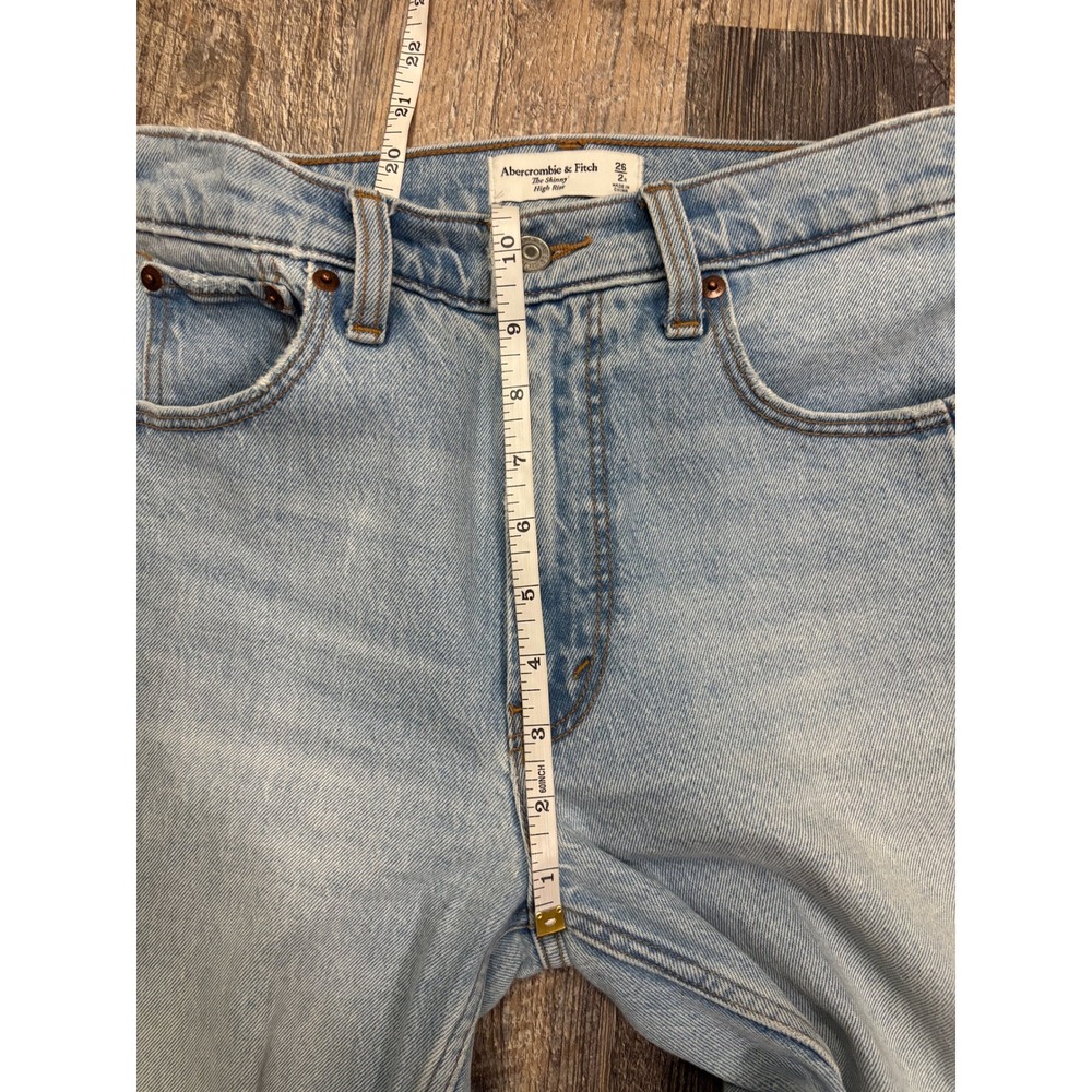 Abercrombie & Fitch The Skinny High Rise Light Wash Raw Hem Jeans 26/2R - Picture 5 of 6